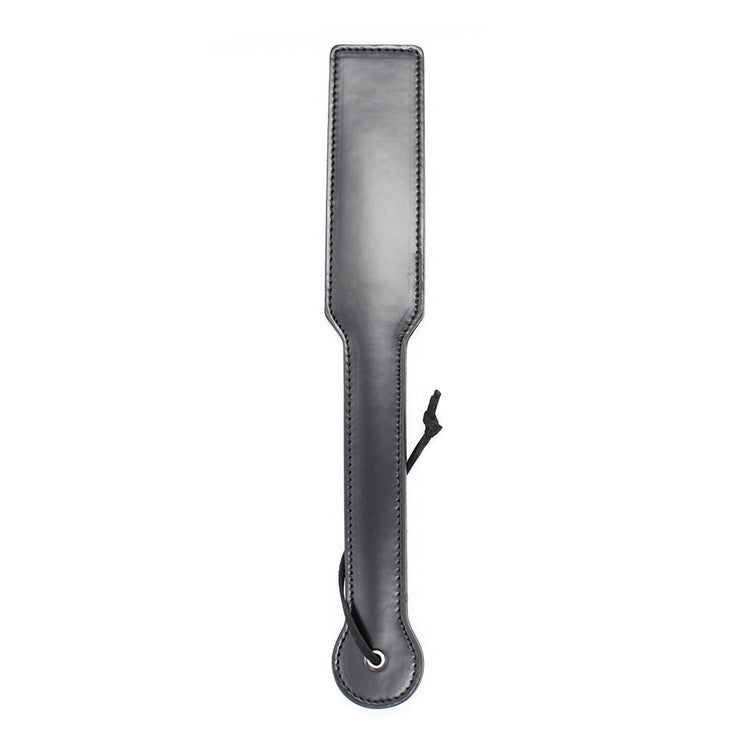 Mustan BDSM-kokoelman PLEASUREZ-tuote, sisältää erilaisia BDSM-lyhyitä ja pitkiä varusteita.