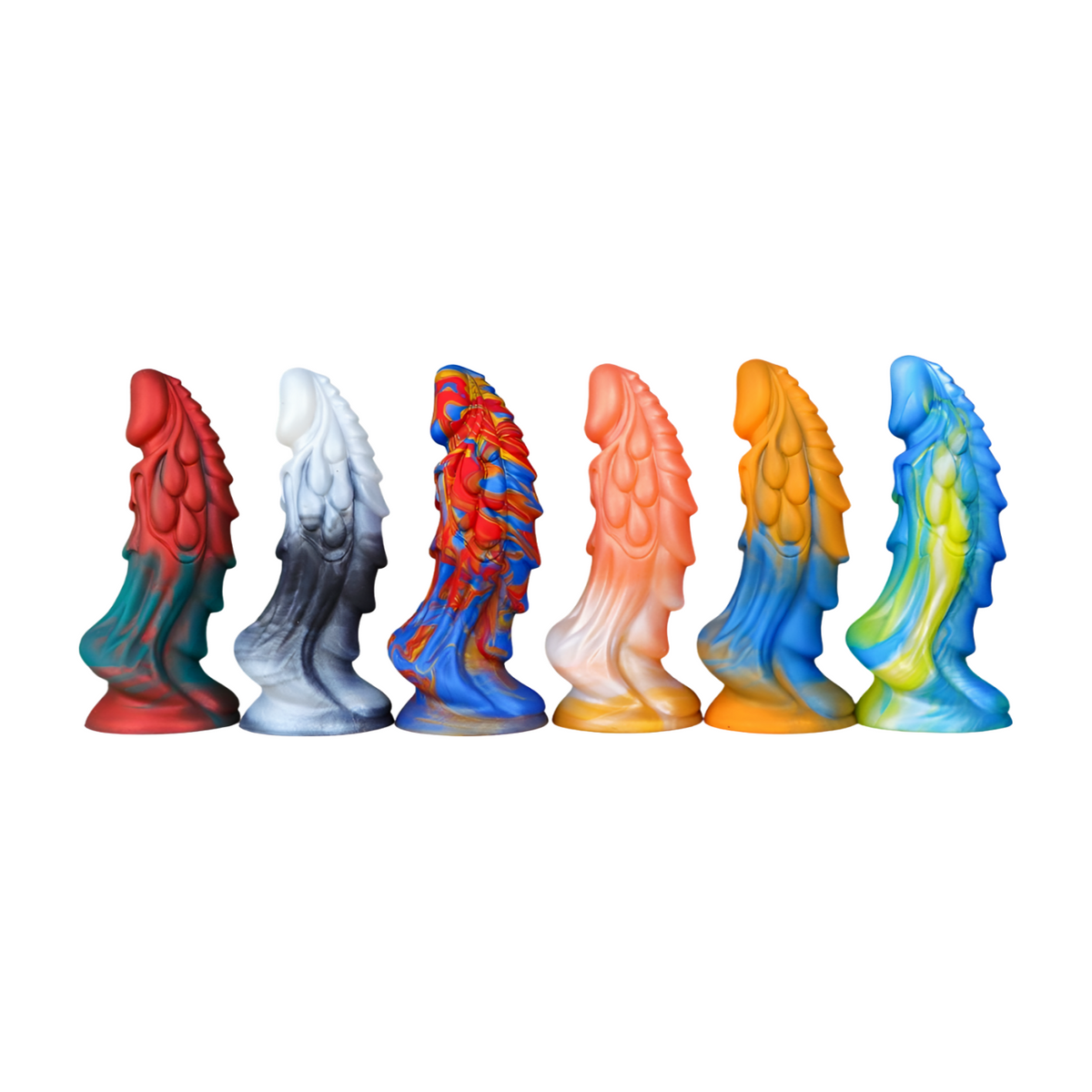 Mustan ja valkoisen väriton Dildo Fantasia PLEASUREZ -merkkinen dildo, kuvassa yksityiskohtainen ja tyylikäs seksilelu.