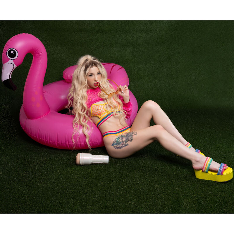 Kenzien Reeves Fleshlight-miehesten seksilelun kuva Fleshlight Girls -brändiltä, realistinen sisus ja tummanpunainen väri