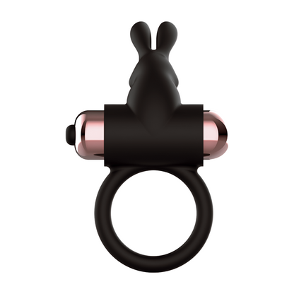 Valkoinen penisrengas vibraattorilla, COQUETTE TOYS -tuotemerkiltä, näkyvissä lähellä ja kiinni peniksessä.