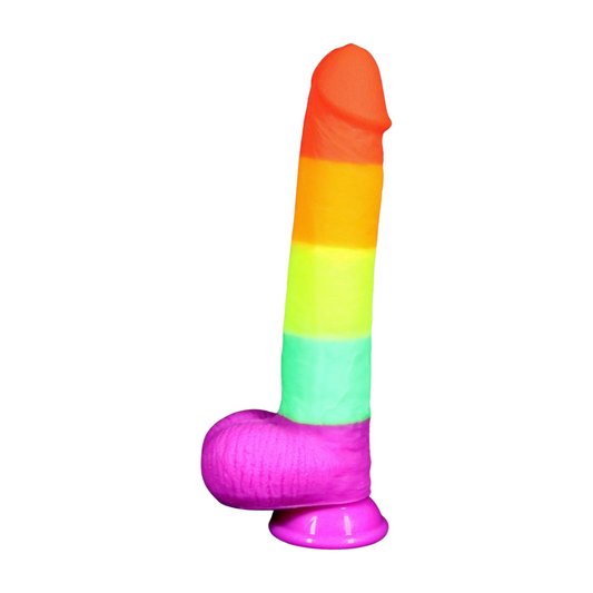 Sateenkaaren väreillä koristeltu PLEASUREZ dildo, 18,5 cm pitkä ja 3,8 cm halkaisija, silkkisen pehmeä ja realistinen.