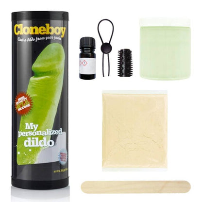 CLONEBOY TEE OMA DILDO naisten seksilelu, realistinen dildo, musta ja virtaviivainen, kuvassa näkyvissä.
